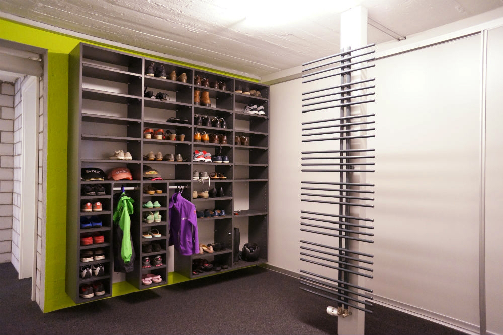 Regal für Schuhe im Keller